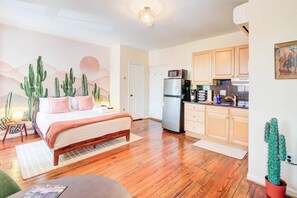 WiFi, bed sheets - 99 Walk Score half Block to King! Western Studio! (Alexandria)