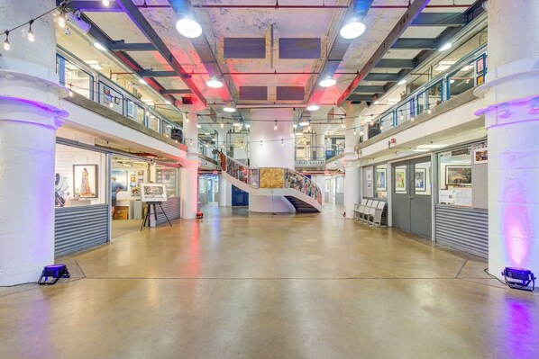 Lobby - 99 Walk Score half Block to King! Western Studio! (Alexandria)