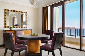 Premium bedding, minibar, in-room safe, iron/ironing board - Doubletree By Hilton Muscat Al Waha (Muscat)