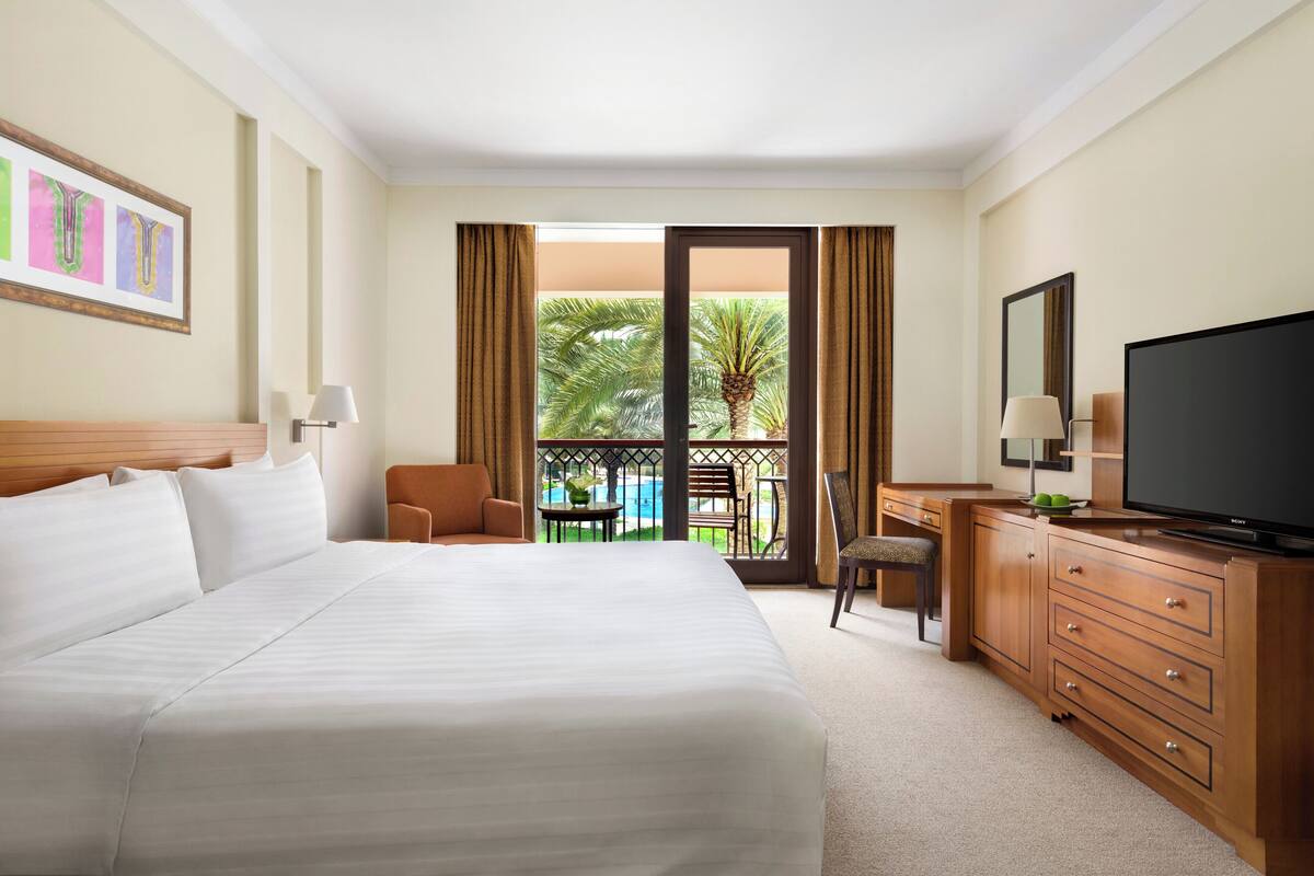 Premium bedding, minibar, in-room safe, iron/ironing board