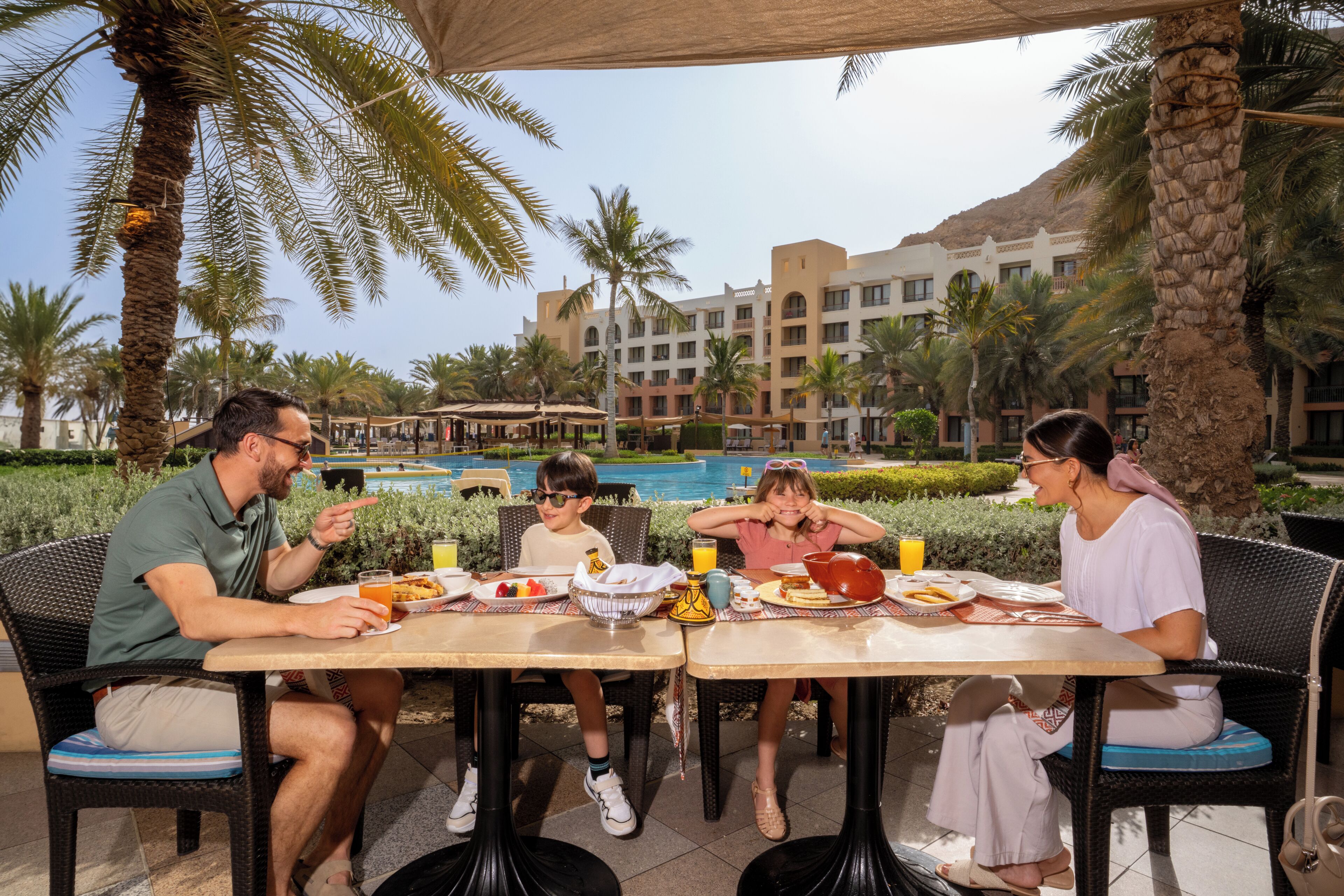 بوفيه فطور مجانًا يوميًا