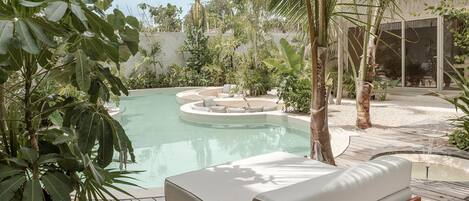 Una piscina al aire libre