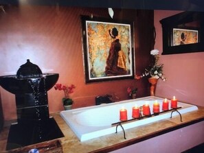 Bañera de hidromasaje, secador de pelo y toallas