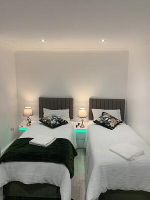 2 bedrooms, iron/ironing board, free WiFi, bed sheets - Cosy Home Cardiff With Free Parking (Cardiff)