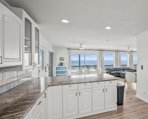 Interior - Marvelous 4-bedroom Oceanfront home in Harbor Island (Harbor Island)