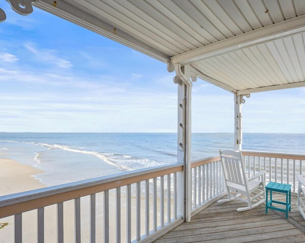Property grounds - Marvelous 4-bedroom Oceanfront home in Harbor Island (Harbor Island)