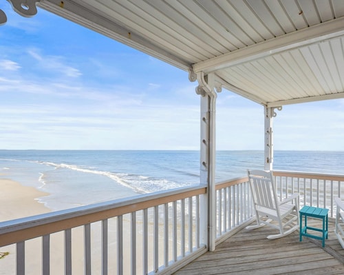 Marvelous 4-bedroom Oceanfront home in Harbor Island