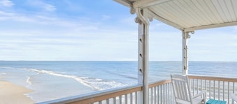 Marvelous 4-bedroom Oceanfront home in Harbor Island