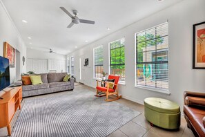 Living area - Spacious 3BR/3BA Retreat with Swim Spa Near Guadalupe River in New Braunfels (New Braunfels)