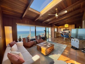 TV, books - Moon Star Main | Hot Tub, Ocean Front | Gualala (Gualala)