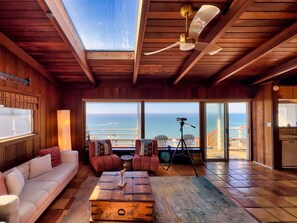 TV, books - Moon Star Main | Hot Tub, Ocean Front | Gualala (Gualala)