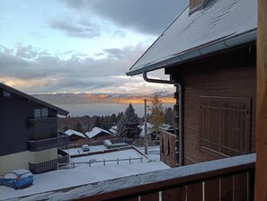 Un quartier résidentiel offrant une vue sur un lac et des montagnes.
