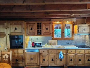 Fridge, oven, stovetop, dishwasher - Chalet in the heart of the resort at Thollon-les-Mémises (Thollon-les-Mémises)