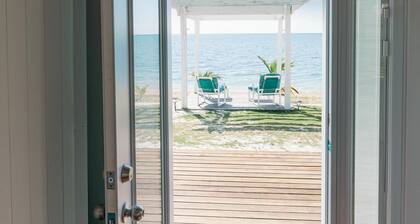 Coral Condominium - Studio Cabana overlooking the ocean in peaceful Nassau