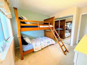2 bedrooms, WiFi, bed sheets - VB Boardwalk Getaway - 2b2ba - Long or short term! (Virginia Beach)