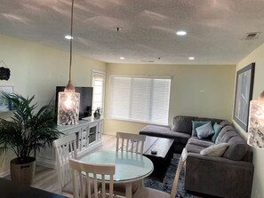 Interior - VB Boardwalk Getaway - 2b2ba - Long or short term! (Virginia Beach)