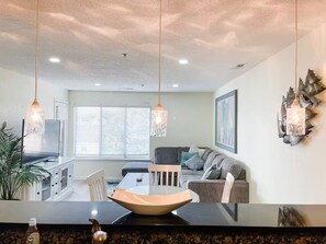 TV - VB Boardwalk Getaway - 2b2ba - Long or short term! (Virginia Beach)