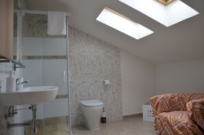 Vierbettzimmer, eigenes Bad | Schallisolierte Zimmer, kostenloses WLAN