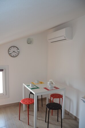 Vierbettzimmer, eigenes Bad | Schallisolierte Zimmer, kostenloses WLAN