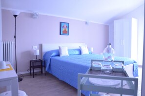 Habitació triple, bany privat, vistes a la ciutat | Habitacions insonoritzades i wifi gratuïta 