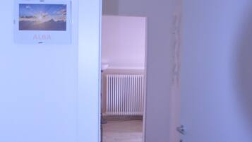 Vierbettzimmer, eigenes Bad | Schallisolierte Zimmer, kostenloses WLAN