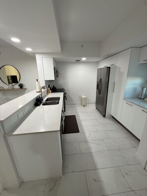 Private kitchen - Charming 2-bedroom apartment with AC in gorgeous Hollywood (Hollywood)