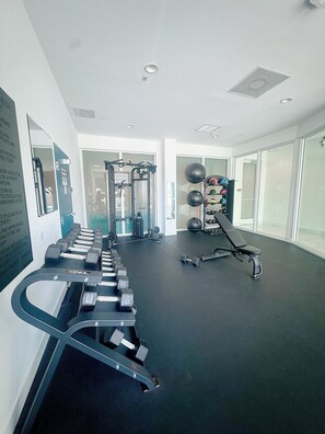 Fitness facility - Charming 2-bedroom apartment with AC in gorgeous Hollywood (Hollywood)