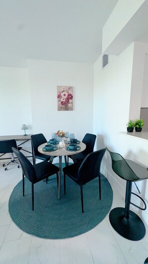 Dining - Charming 2-bedroom apartment with AC in gorgeous Hollywood (Hollywood)