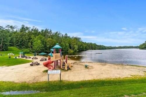 Large White Mountains Retreat • Hot Tub • Theater • Fast Wi-Fi