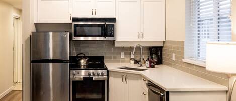 Réfrigérateur, micro-ondes, four, plaque de cuisson