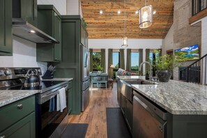 Fridge, microwave, oven, stovetop - Cozy Mountain Hideaway - Hot Tub - Stargazing (Broken Bow)
