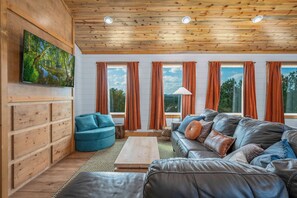 Smart TV, fireplace, video games, books - Cozy Mountain Hideaway - Hot Tub - Stargazing (Broken Bow)