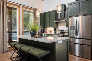 Fridge, microwave, oven, stovetop - Cozy Mountain Hideaway - Hot Tub - Stargazing (Broken Bow)