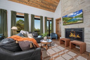 Smart TV, fireplace, video games, books - Cozy Mountain Hideaway - Hot Tub - Stargazing (Broken Bow)