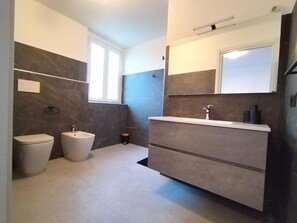 Shower, hair dryer, bidet, towels - Near the center of Varese and the Circolo and Del Ponte hospitals (Varese)