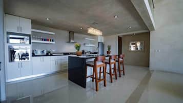 Kylskåp, mikrovågsugn, ugn och spishäll