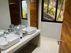 Haartrockner, Bidet, Handtücher