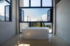 Douche, sèche-cheveux, bidet, serviettes fournies