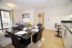 Dining - Apartment - Sleeps 5 & Pets Allowerd (London)