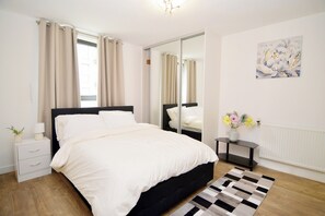 2 bedrooms, free WiFi, bed sheets - Apartment - Sleeps 5 & Pets Allowerd (London)