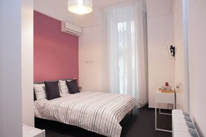 غرفة مزدوجة كلاسيكية - بشرفة - منظر للمدينة | تجهيزات عازلة للصوت ومكواة/لوح كي وواي فاي مجانًا