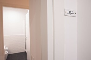 غرفة مزدوجة كلاسيكية - بشرفة - منظر للمدينة | تجهيزات عازلة للصوت ومكواة/لوح كي وواي فاي مجانًا