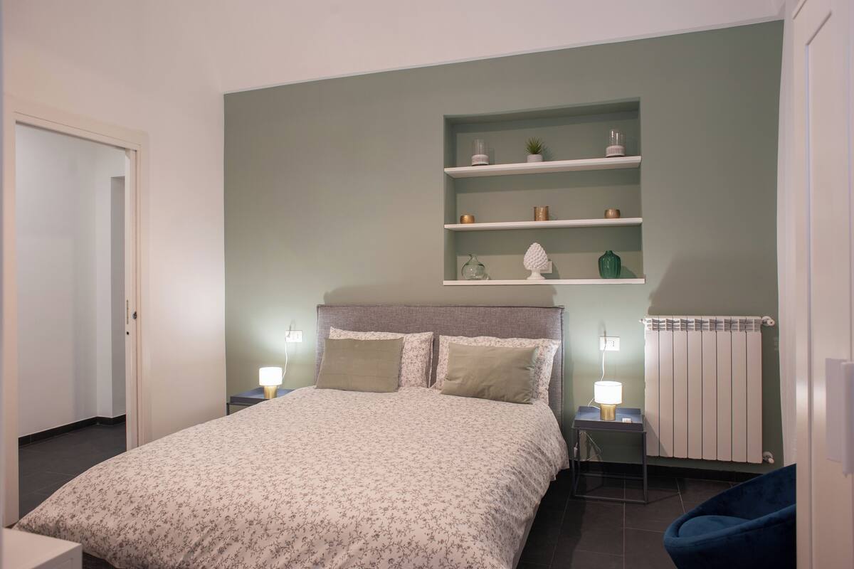 Basic Double Room, Courtyard View | Soundproofing, iron/ironing board (on request), WiFi (free)