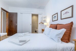 Ferros/tábuas de passar roupa, acesso à internet, roupa de cama