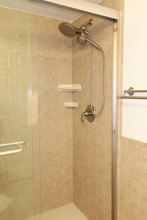 Douche, séchoir à cheveux, serviettes fournies, savon