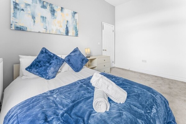 Iron/ironing board, Internet, bed sheets