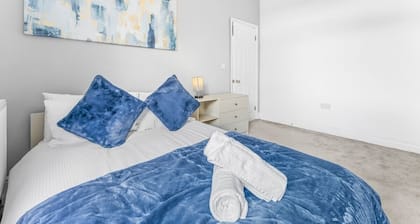 The Royal Stay at Queens Hill | Sleeps 10