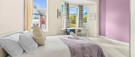 Iron/ironing board, internet, bed sheets