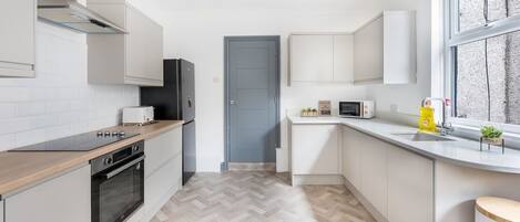 Kühlschrank, Mikrowelle, Ofen, Herdplatte