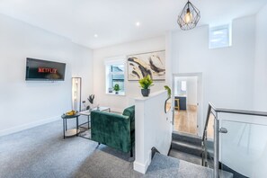 Interior - Modern Church Rd Flat Sleeps 8 + Pool Table Dining (Newport)